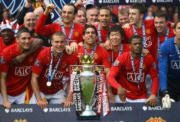 MANCHESTER, ENGLAND - MAY 16:  Manchester United celebrate winning the Barclays Premier League trophy after the Barclays Premier League match between Manchester United and Arsenal at Old Trafford on May 16, 2009 in Manchester, England.  (Photo by Alex Livesey/Getty Images)