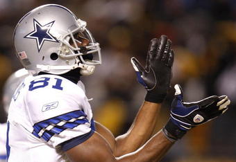 PITTSBURGH - DECEMBER 07:  Terrell Owens #81 of the Dallas Cowboys antagonizes the crowd during a stop in play while playing the Pittsburgh Steelers on December 7, 2008 at Heinz Field in Pittsburgh, Pennsylvania. Pittsburgh won the game 20-13.  (Photo by Gregory Shamus/Getty Images)