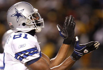 PITTSBURGH - DECEMBER 07:  Terrell Owens #81 of the Dallas Cowboys antagonizes the crowd during a stop in play while playing the Pittsburgh Steelers on December 7, 2008 at Heinz Field in Pittsburgh, Pennsylvania. Pittsburgh won the game 20-13.  (Photo by Gregory Shamus/Getty Images)