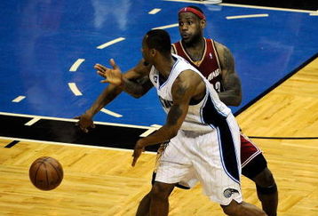 ORLANDO, FL - MAY 24:  Rashard Lewis #9 of the Orlando Magic passes against LeBron James #23 of the Cleveland Cavaliers in Game Three of the Eastern Conference Finals during the 2009 NBA Playoffs at the the Amway Arena on May 24, 2009 in Orlando, Florida. NOTE TO USER: User expressly acknowledges and agrees that, by downloading and or using this photograph, User is consenting to the terms and conditions of the Getty Images License Agreement.  (Photo by Sam Greenwood/Getty Images)