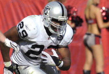 TAMPA, FL - DECEMBER 28: Running back Michael Bush #29 of the Oakland Raiders rushes upfield against the Tampa Bay Buccaneers at Raymond James Stadium on December 28, 2008 in Tampa, Florida.  (Photo by Al Messerschmidt/Getty Images)