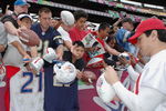 Football fans seek an autograph from New England Patriots linebacker Tedy Bruschi after  an AFC squad practice for the 2005 Pro Bowl at Aloha Stadium, Honolulu February 12, 2005.  (Photo by Al Messerschmidt/Getty Images)
