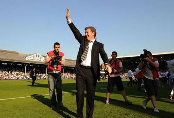 LONDON, ENGLAND - MAY 24:  Manager Roy Hodgson of Fulham applauds the fans as he does a lap of honour with his team during the Barclays Premier League match between Fulham and Everton at Craven Cottage on May 24, 2009 in London, England.  (Photo by Christopher Lee/Getty Images)