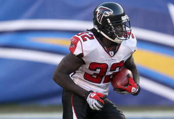 SAN DIEGO - NOVEMBER 30:  Running back Jerious Norwood #32 of the Atlanta Falcons returns a kick against the San Diego Chargers on November 30, 2008 at Qualcomm Stadium in San Diego, California.  The Falcons won 22-16.  (Photo by Stephen Dunn/Getty Images)