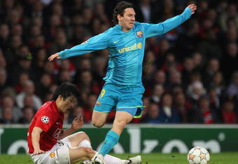 MANCHESTER, UNITED KINGDOM - APRIL 29:  Ji Sung Park of Manchester United fights for the ball with Lionel Messi of Barcelona during the UEFA Champions League Semi Final, second leg match between Manchester United and Barcelona at Old Trafford on April 29, 2008 in Manchester, England. (Photo by Laurence Griffiths/Getty Images)