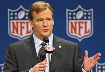 TAMPA, FL - JANUARY 30:  NFL Commissioner Roger Goodell addresses the media at the news conference prior to Super Bowl XLIII on January 30, 2009 at Tampa Convention Center in Tampa, Florida. (Photo by Drew Hallowell/Getty Images)