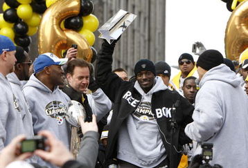 PITTSBURGH - FEBRUARY 03:  Santonio Holmes #10 of the Pittsburgh Steelers during holds up his MVP trophy during a parade to celebrate winning Super Bowl XLIII on February 3, 2009 in Pittsburgh, Pennsylvania.  (Photo by Gregory Shamus/Getty Images)
