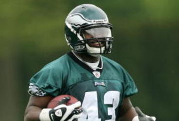 PHILADELPHIA - MAY 1: Fullback Leonard Weaver #43 of the Philadelphia Eagles practices during minicamp at the NovaCare Complex on May 1, 2009 in Philadelphia, Pennsylvania. (Photo by Hunter Martin/Getty Images)