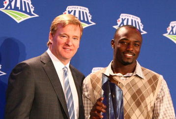 TAMPA, FL - FEBRUARY 02:  Santonio Holmes of the Pittsburgh Steelers (R) holds the Super Bowl XLIII Most Valuable Player Award with NLF Commisioner Roger Goodell during the Post Super Bowl XLIII Coach's Press Conference  on February 2, 2009 in Tampa, Florida.  (Photo by Al Bello/Getty Images)