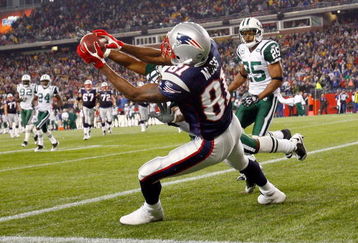 FOXBORO, MA - NOVEMBER 13:  Randy Moss #81 of the New England Patriots catches a touchdown pass against the defense of Ty Law #22 and Kerry Rhodes #25 of the New York Jets, sending the game to overtime at Gillette Stadium on November 13, 2008 in Foxboro, Massachusetts. The Jets won 34-31 in overtime. (Photo by Jim Rogash/Getty Images)