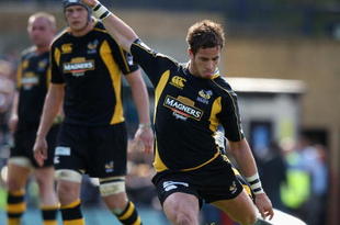 HIGH WYCOMBE, ENGLAND - APRIL 25:  Danny Cipriani of Wasps kicks a penalty during the Guinness Premiership match between London Wasps and Gloucester at Adams Park on April 25, 2009 in High Wycombe, England  (Photo by David Rogers/Getty Images)