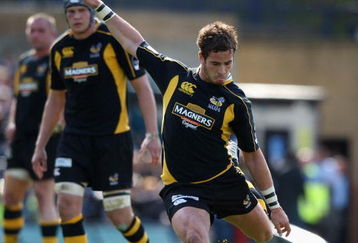 HIGH WYCOMBE, ENGLAND - APRIL 25:  Danny Cipriani of Wasps kicks a penalty during the Guinness Premiership match between London Wasps and Gloucester at Adams Park on April 25, 2009 in High Wycombe, England  (Photo by David Rogers/Getty Images)