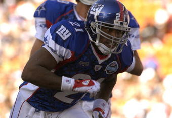 New York Giants running back Tiki Barber rushes upfield for a pass  Feb. 10, 2007 at  the 2007 Pro Bowl at Kapolei, Hawaii.  (Photo by Al Messerschmidt/Getty Images)