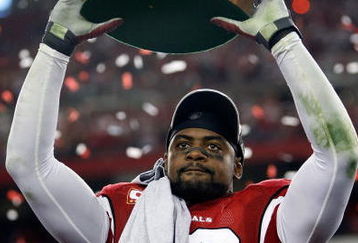 GLENDALE, AZ - JANUARY 18:  Linebacker Karlos Dansby #58 of the Arizona Cardinals holds up the George S. Halas trophy after winning the NFC championship game against the Philadelphia Eagles on January 18, 2009 at University of Phoenix Stadium in Glendale, Arizona. The Cardinals defeated the Eagles 32-25 to advance to the Super Bowl.  (Photo by Jamie Squire/Getty Images)