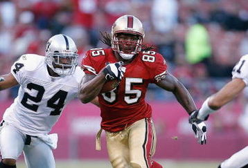 SAN FRANCISCO - AUGUST 18:  Tight end Vernon Davis #85 of the San Francisco 49ers looks for room during a preseason game against the Oakland Raiders on August 18, 2007 at Monster Park in San Francisco, California.  (Photo by Greg Trott/Getty Images)