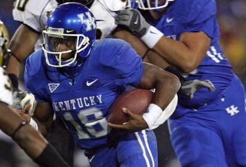LEXINGTON, KY - NOVEMBER 15:  Randall Cobb #18 of the Kentucky Wildcats runs with the ball during the game against the Vanderbilt Commodores on November 15, 2008 at Commonwealth Stadium in Lexington, Kentucky.  (Photo by Andy Lyons/Getty Images)