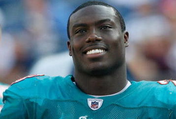 FOXBORO, MA - SEPTEMBER 21: Ronnie Brown #23 of the Miami Dolphins watches from the sideline the final moments of a 38-13 win over the New England Patriots at Gillette Stadium on September 21, 2008 in Foxboro, Massachusetts. (Photo by Jim Rogash/Getty Images)