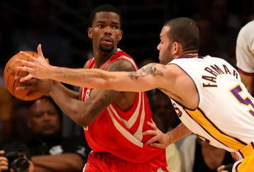 LOS ANGELES, CA - MAY 17:  Aaron Brooks #0 of the Houston Rockets looks to pass as he is covered by Jordan Farmar #5 of the Los Angeles Lakers in Game Seven of the Western Conference Semifinals during the 2009 NBA Playoffs at Staples Center on May 17, 2009 in Los Angeles, California. NOTE TO USER: User expressly acknowledges and agrees that, by downloading and or using this photograph, User is consenting to the terms and conditions of the Getty Images License Agreement.  (Photo by Stephen Dunn/Getty Images)