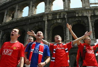ROME - MAY 27:  Manchester United fans gather at the Colosseum prior to the UEFA Champions League Final between Manchester United and Barcelona on May 27, 2009 in Rome, Italy.  (Photo by Alex Livesey/Getty Images)