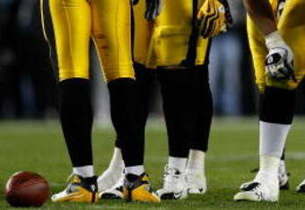 TAMPA, FL - FEBRUARY 01:  The Pittsburgh Steelers defense huddles up in the third quarter against the Arizona Cardinals during Super Bowl XLIII on February 1, 2009 at Raymond James Stadium in Tampa, Florida.  (Photo by Chris Graythen/Getty Images)