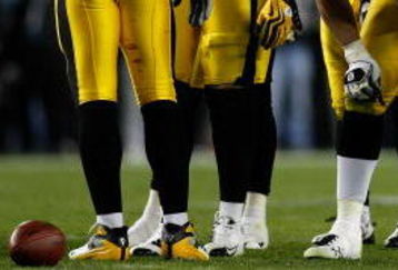 TAMPA, FL - FEBRUARY 01:  The Pittsburgh Steelers defense huddles up in the third quarter against the Arizona Cardinals during Super Bowl XLIII on February 1, 2009 at Raymond James Stadium in Tampa, Florida.  (Photo by Chris Graythen/Getty Images)