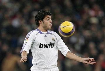 MADRID, SPAIN - JANUARY 06:  Miguel Torres of Real Madrid controls the ball during the La Liga match between Real Madrid and Zaragoza at the Santiago Bernabeu Stadium on January 6, 2008 in Madrid, Spain. Real Madrid won the match 2-0.  (Photo by Jasper Juinen/Getty Images)
