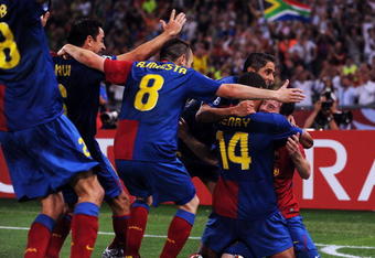 ROME - MAY 27:  Lionel Messi of Barcelona celebrates with his team mates after he scored the second goal for Barcelona during the UEFA Champions League Final match between Barcelona and Manchester United at the Stadio Olimpico on May 27, 2009 in Rome, Italy.  (Photo by Jasper Juinen/Getty Images)