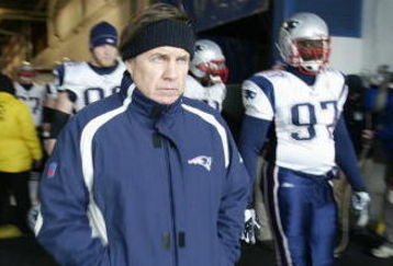 ORCHARD PARK, NY - DECEMBER 28:  Head coach Bill Belichick of the New England Patriots walks toward the field before the game against the Buffalo Bills on December 28, 2008 at Ralph Wilson Stadium in Orchard Park, New York. (Photo by Rick Stewart/Getty Images)