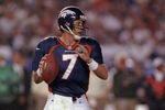 25 Jan 1998:  Quarterback John Elway of the Denver Broncos in action during the Broncos 31-24 win over the Green Bay Packers in Super Bowl XXXII at Qualcomm Stadium in San Diego, California. Mandatory Credit: Rick Stewart  /Allsport
