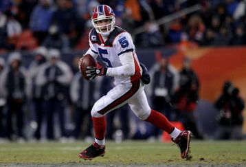 DENVER - DECEMBER 21:  Quarterback Trent Edwards #5 of the Buffalo Bills rolls out and looks for a receiver against the Denver Broncos during NFL action at Invesco Field at Mile High on December 21, 2008 in Denver, Colorado. The Bills defeated the Broncos 30-23.  (Photo by Doug Pensinger/Getty Images)