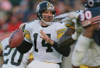 5 NOV 1995:  PITTSBURGH QUARTERBACK NEIL O''DONNELL DROPS BACK TO PASS AND SEARCHES FOR AN OPEN RECEIVER IN THE SECOND QUARTER OF THE STEELERS GAME VERSUS THE CHICAGO BILLS AT SOLDIER FIELD IN CHICAGO, ILLINOIS.  Mandatory Credit: Jonathan Daniel/ALLSPORT