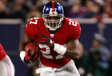 EAST RUTHERFORD, NJ - DECEMBER 03:  Brandon Jacobs #27 of the New York Giants runs with the ball againt  the Dallas Cowboys at Giants Stadium on December 3, 2006 in East Rutherford, New Jersey.  (Photo by Chris McGrath/Getty Images)