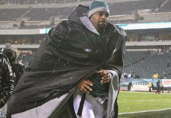 PHILADELPHIA - DECEMBER 15: Quarterback Donovan McNabb #5 of the Philadelphia Eagles runs off the field after defeating the Cleveland Browns on December 15, 2008 at Lincoln Financial Field in Philadelphia, Pennsylvania. The Eagles beat the Browns 30 - 10.  (Photo by Jim McIsaac/Getty Images)