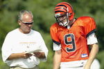 GEORGETOWN, KY - JULY 28:  Quarterback Carson Palmer #9 and offensive coordinator Bob Bratkowski of the Cincinnati Bengals talk during training camp at Georgetown College on July 28, 2003 in Georgetown, Kentucky. (Photo by Andy Lyons/Getty Images)