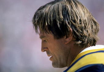 1984:  Portrait of Jack Youngblood #85 of the Los Angeles Rams as he sits on the sideline during a 1984 NFL game.  (Photo by Rick Stewart/Getty Images)