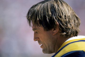 1984:  Portrait of Jack Youngblood #85 of the Los Angeles Rams as he sits on the sideline during a 1984 NFL game.  (Photo by Rick Stewart/Getty Images)
