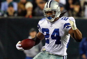 PHILADELPHIA - DECEMBER 28:  Marion Barber #24 of the Dallas Cowboys runs the ball against the Philadelphia Eagles on December 28, 2008 at Lincoln Financial Field in Philadelphia, Pennsylvania.  (Photo by Jim McIsaac/Getty Images)
