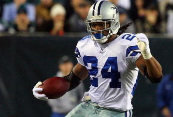 PHILADELPHIA - DECEMBER 28:  Marion Barber #24 of the Dallas Cowboys runs the ball against the Philadelphia Eagles on December 28, 2008 at Lincoln Financial Field in Philadelphia, Pennsylvania.  (Photo by Jim McIsaac/Getty Images)