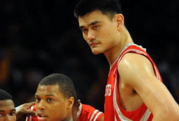 LOS ANGELES, CA - MAY 06:  (L-R) Ron Artest #96, Aaron Brooks #0, Kyle Lowry #7 and Yao Ming #11 of the Houston Rockets huddle against the Los Angeles Lakers in Game Two of the Western Conference Semifinals during the 2009 NBA Playoffs at Staples Center on May 6, 2009 in Los Angeles, California. NOTE TO USER: User expressly acknowledges and agrees that, by downloading and or using this photograph, User is consenting to the terms and conditions of the Getty Images License Agreement.  (Photo by Harry How/Getty Images)