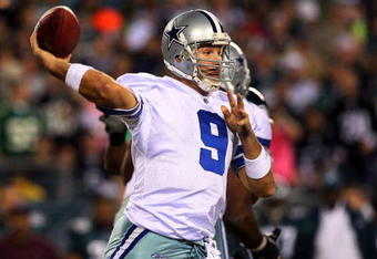 PHILADELPHIA - DECEMBER 28:  Tony Romo #9 of the Dallas Cowboys throws a pass against the Philadelphia Eagles on December 28, 2008 at Lincoln Financial Field in Philadelphia, Pennsylvania.  (Photo by Jim McIsaac/Getty Images)