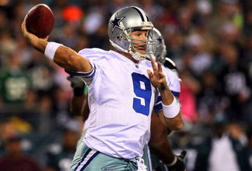 PHILADELPHIA - DECEMBER 28:  Tony Romo #9 of the Dallas Cowboys throws a pass against the Philadelphia Eagles on December 28, 2008 at Lincoln Financial Field in Philadelphia, Pennsylvania.  (Photo by Jim McIsaac/Getty Images)