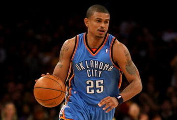 LOS ANGELES - FEBRUARY 10: Earl Watson #25 of the Oklahoma City Thunder brings the ball upcourt against the Los Angeles Lakers on February 10, 2009 at Staples Center in Los Angeles, California.  The Lakers won 105-98.   NOTE TO USER: User expressly acknowledges and agrees that, by downloading and/or using this Photograph, user is consenting to the terms and conditions of the Getty Images License Agreement. (Photo by Stephen Dunn/Getty Images)