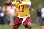 ASHBURN, VA - MAY 1:  Jason Campbell #17 of the Washington Redskins throws a pass during minicamp on May 1, 2009 at Redskins Park in Ashurn, Virginia.   (Photo by Mitchell Layton/Getty Images)