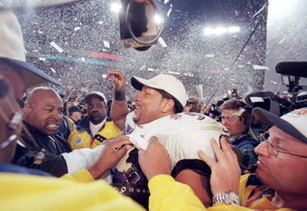 28 Jan 2001:  Ray Lewis #52 of the Baltimore Ravens gets mobed by the media after the Super Bowl XXXV Game against the New York Giants at the Raymond James Stadium in Tampa, Florida. The Ravens defeated the Giants 34-7.Mandatory Credit: Andy Lyons  /Allsport