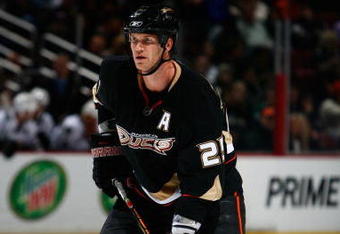 ANAHEIM, CA - APRIL 10:  Chris Pronger #25 of the Anaheim Ducks skates against the Dallas Stars at the Honda Center on April 10, 2009 in Anaheim, California. The Ducks defeated the Stars 4-3 in a shootout.  (Photo by Jeff Gross/Getty Images)