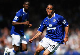 LIVERPOOL, ENGLAND - MAY 16:  Steven Pienaar of Everton in action during the Barclays Premier League match between Everton and West Ham United at Goodison Park on May 16, 2009 in Liverpool, England.  (Photo by Paul Gilham/Getty Images)