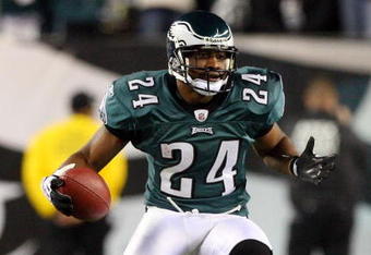 PHILADELPHIA - DECEMBER 28:  Sheldon Brown #24 of the Philadelphia Eagles runs the ball after his interception late in the first half against the Dallas Cowboys on December 28, 2008 at Lincoln Financial Field in Philadelphia, Pennsylvania.  (Photo by Jim McIsaac/Getty Images)
