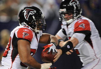 MINNEAPOLIS - DECEMBER 21: Michael Turner #33 of the Atlanta Falcons receives a handoff from quarterback Matt Ryan #2 during an NFL game against the Minnesota Vikings at the Hubert H. Humphrey Metrodome, on December 21, 2008 in Minneapolis, Minnesota.  (Photo by Tom Dahlin/Getty Images)
