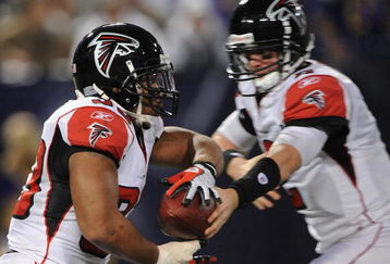 MINNEAPOLIS - DECEMBER 21: Michael Turner #33 of the Atlanta Falcons receives a handoff from quarterback Matt Ryan #2 during an NFL game against the Minnesota Vikings at the Hubert H. Humphrey Metrodome, on December 21, 2008 in Minneapolis, Minnesota.  (Photo by Tom Dahlin/Getty Images)