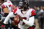PHILADELPHIA - DECEMBER 31:  Michael Vick #7 of the Atlanta Falcons looks to pass against the Philadelphia Eagles in NFL action December 31, 2006 at Lincoln Financial Field in Philadelphia, Pennsylvania. The Eagles won 24-17.  (Photo by Jim McIsaac/Getty Images)